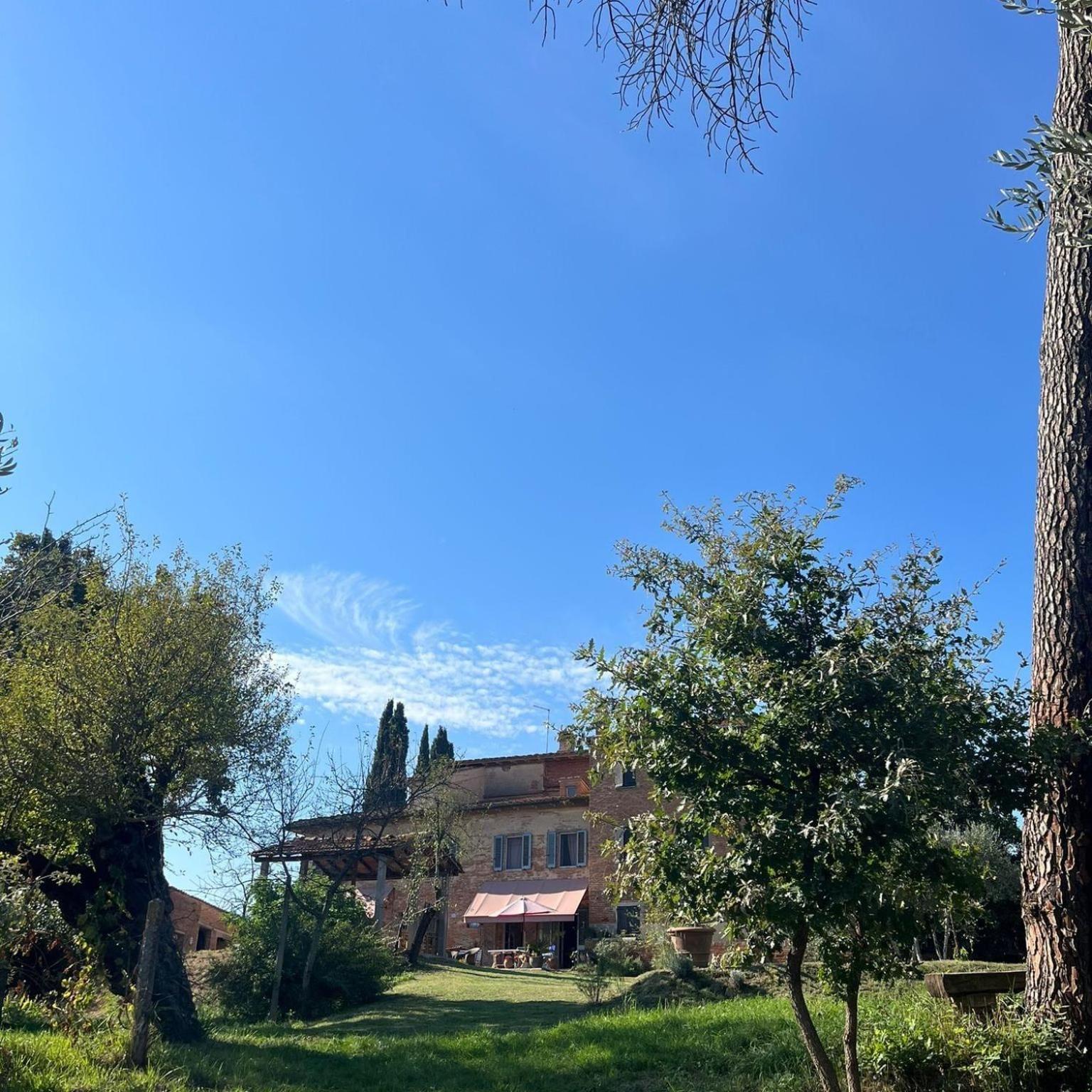 Casa Ezio Marchi - Due Appartamenti E Una Family Suite Bettolle Exterior foto
